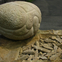 Zen pro jinou hlavu, pískovec, 2009, umístěno v Domě klidného stáří, Žinkovy